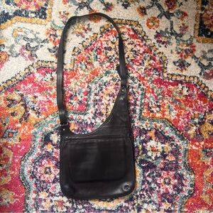 Vintage Coach leather crossbody. Black leather bag with flap closure.